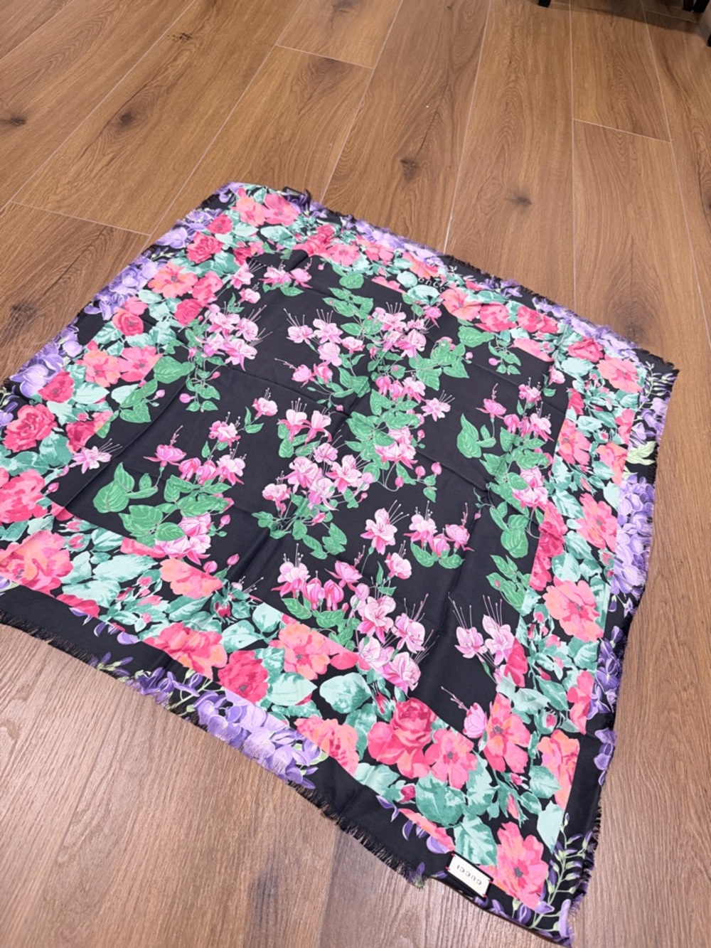 GUCCI SCARF LENIS FLORAL BLACK MULTICOLOR PRINT w LOGO TWILL SILK SQUARE 35".